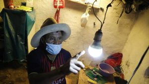 Lee más sobre el artículo Minem llevará energía eléctrica a más de 168 mil peruanos que viven en zonas rurales durante el 2021