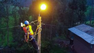 Lee más sobre el artículo MINEM lleva energía eléctrica a más de 33 mil peruanos con la culminación de nueve proyectos de electrificación rural